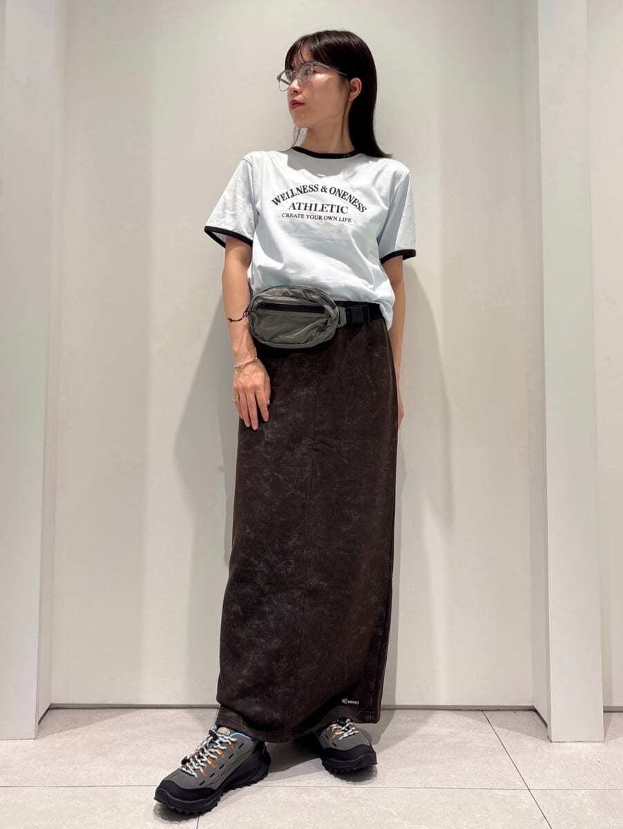 ブルー系のTシャツ/カットソーを着用したレディースの夏コーディネートの4枚目の写真