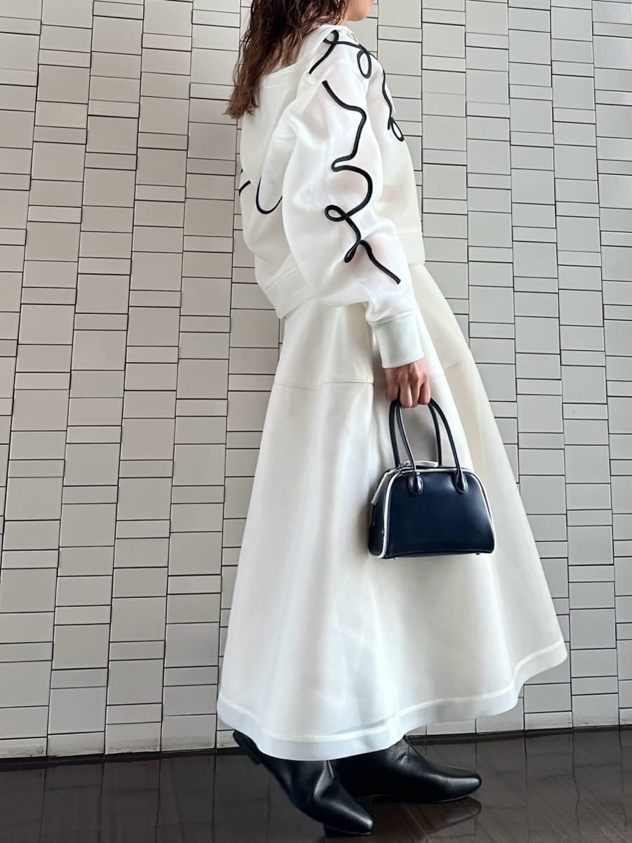 ホワイト系のブルゾン、ホワイト系のTシャツ/カットソー、ホワイト系のスカートを着用したレディースの夏コーディネートの2枚目の写真