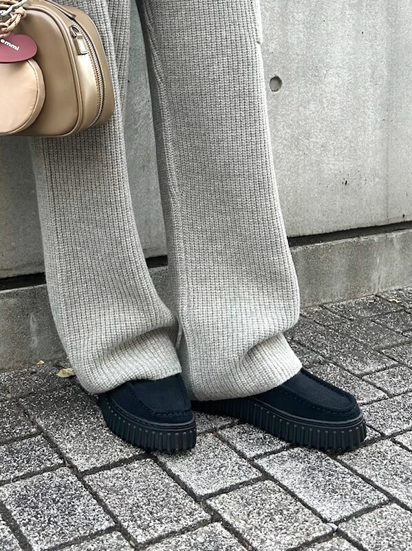 「ブラック、セットアップ、大人カジュアル、ワンマイルウェア、バッグ、パンツ、ニット」｜「emmiのジップアップウールニットプルオーバー（ニット/セーター、グレー系）」を使った、emmiさん（メンズ・155cm）の冬コーディネートの7枚目の写真