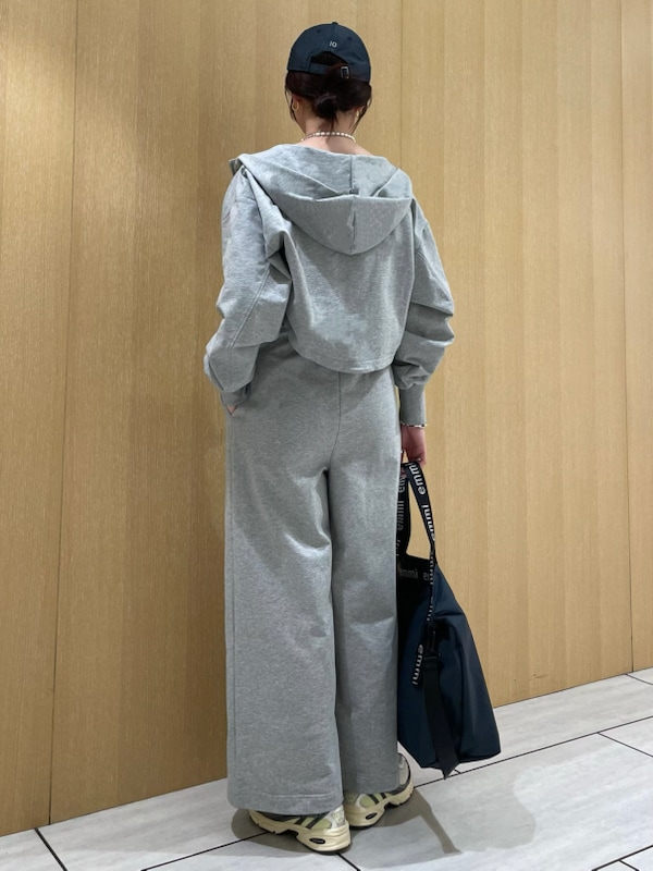 「軽量、New Balance、セットアップ、SETアイテム、大人カジュアル、ワンマイルウェア、バッグ、アウター、パンツ、ストレッチ、2Way、撥水加工、ウォッシャブル、ブルゾン」|「emmiのパーカー×ベアオールインワンセット(つなぎ/オールインワン、グレー系)」を使った、emmiさん(レディース・169cm)の春コーディネートの2枚目の写真