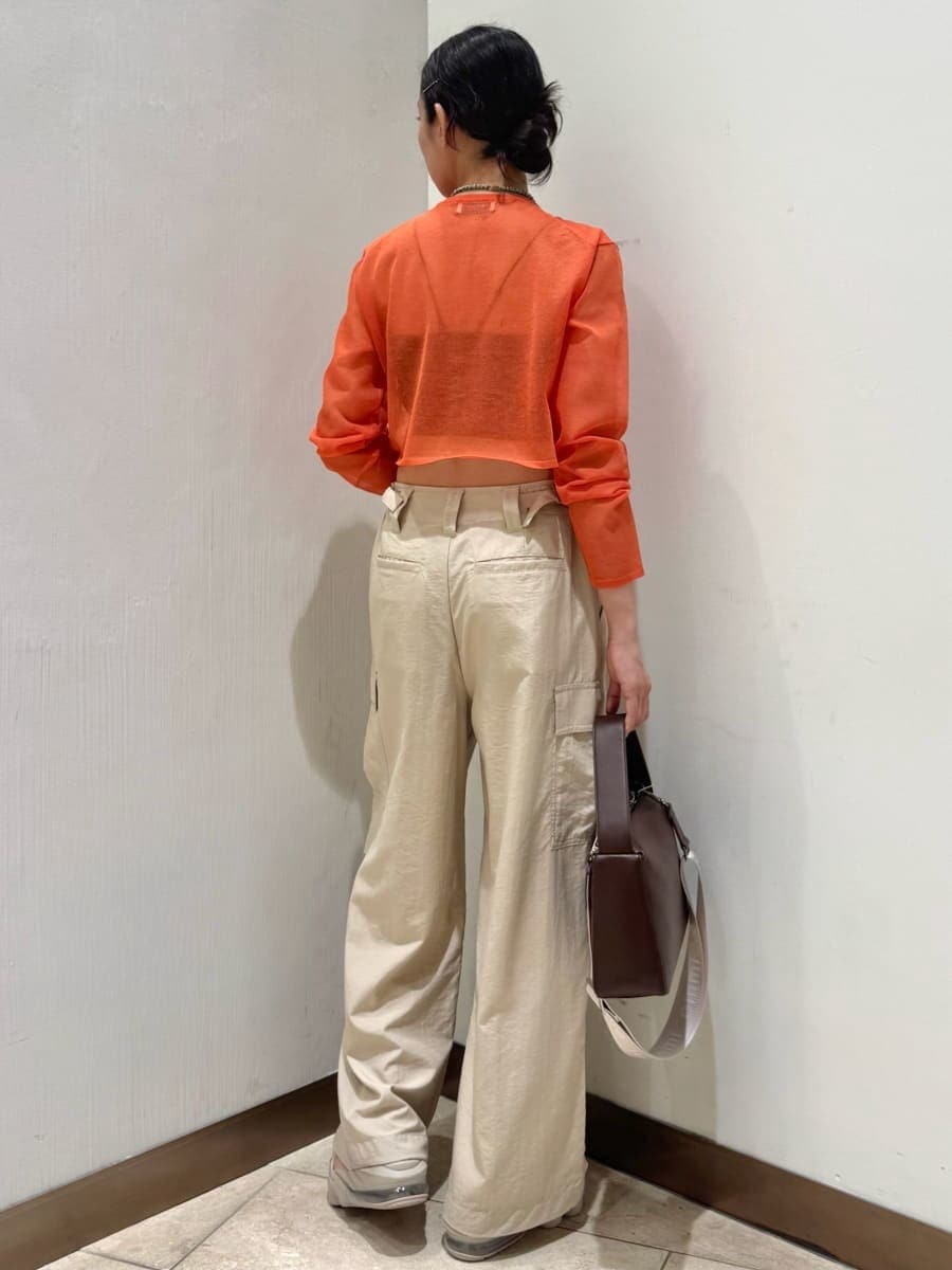「ブラトップ、サンダル、AIR MAX、ベージュ、シアー、大人カジュアル、NIKE、カーディガン、パンツ、ウォッシャブル、骨格ナチュラル」｜「emmiのリネン混シアーニットカーディガン（カーディガン/ボレロ、オレンジ系）」を使った、emmiさん（レディース・165cm）の春コーディネートの4枚目の写真