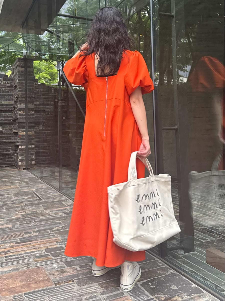「大人カジュアル、バッグ、ワンピース、ウォッシャブル、骨格ナチュラル、CONVERSE」|「emmiのパフスリーブサッカーワンピース(ワンピース、オレンジ系)」を使った、emmiさん(レディース・165cm)の夏コーディネートの4枚目の写真