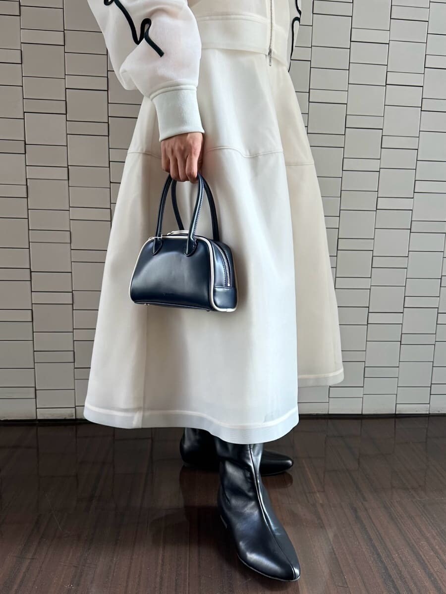 ホワイト系のブルゾン、ホワイト系のTシャツ/カットソー、ホワイト系のスカートを着用したレディースの夏コーディネートの5枚目の写真