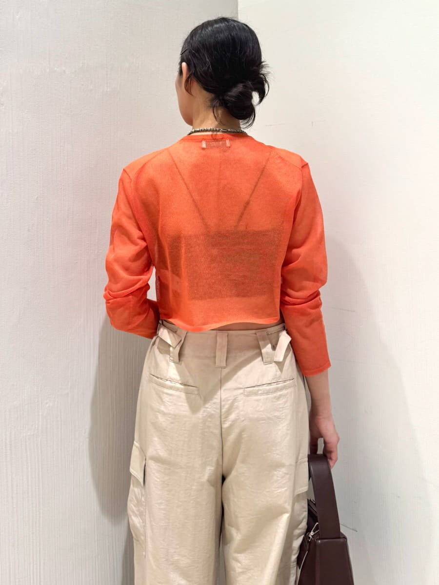 「ブラトップ、サンダル、AIR MAX、ベージュ、シアー、大人カジュアル、NIKE、カーディガン、パンツ、ウォッシャブル、骨格ナチュラル」｜「emmiのリネン混シアーニットカーディガン（カーディガン/ボレロ、オレンジ系）」を使った、emmiさん（レディース・165cm）の春コーディネートの7枚目の写真