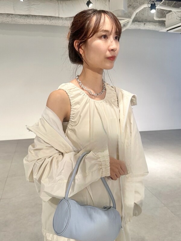 「ベージュ、ホワイト、adidas、セットアップ、大人カジュアル、バッグ、ワンピース、防シワ、ウォッシャブル、20~24℃コーデ、ブルゾン」|「emmiのギャザーフォルムブルゾン(ナイロンジャケット、ホワイト系)」を使った、emmiさん(レディース・161cm)の春コーディネートの7枚目の写真