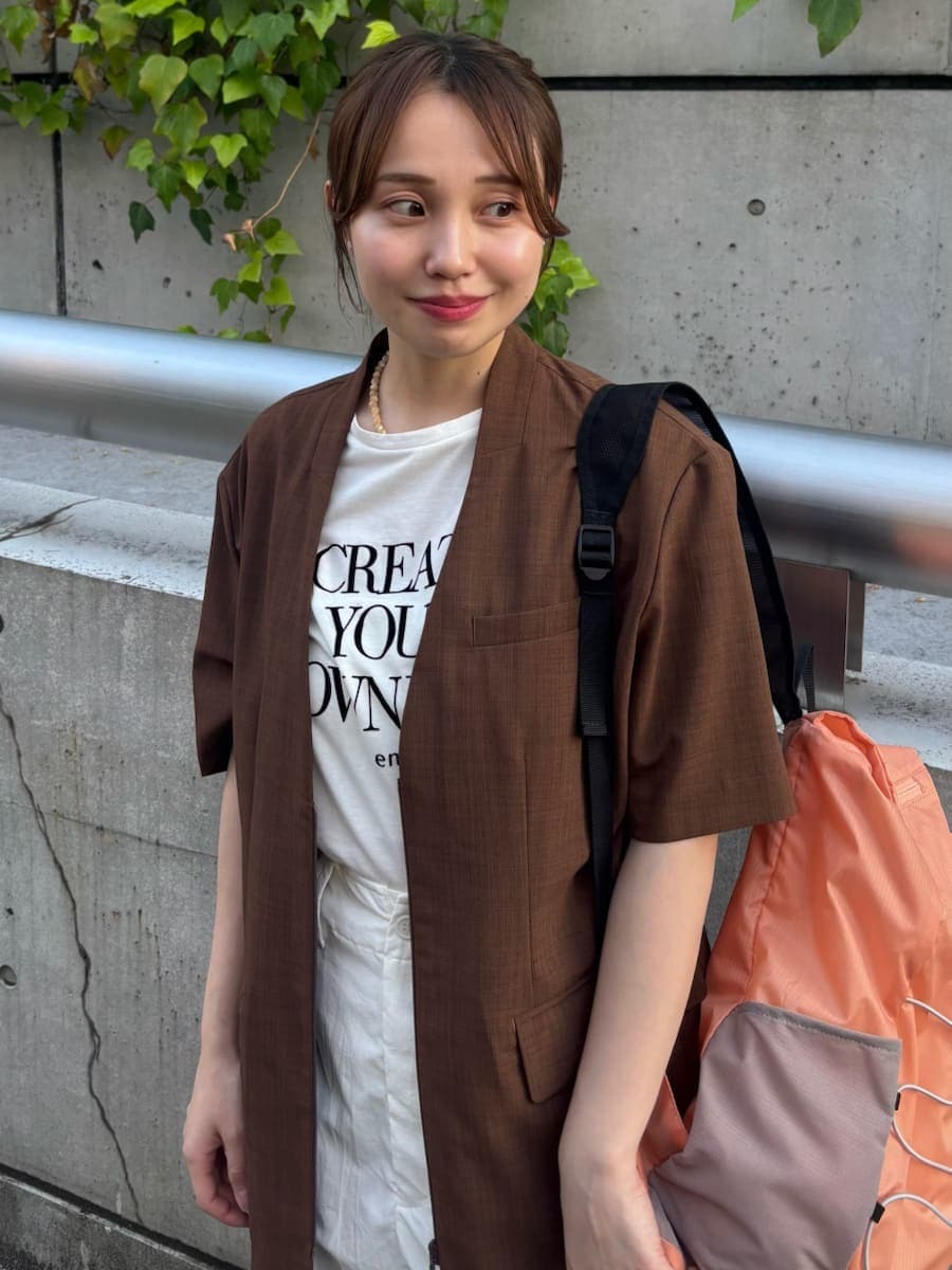 「接触冷感、UVカット、ウォッシャブル、骨格ストレート」｜「emmiのセミシアーハーフスリーブジャケット（その他アウター、ブラウン系）」を使った、emmiさん（レディース・154cm）の春コーディネートの3枚目の写真