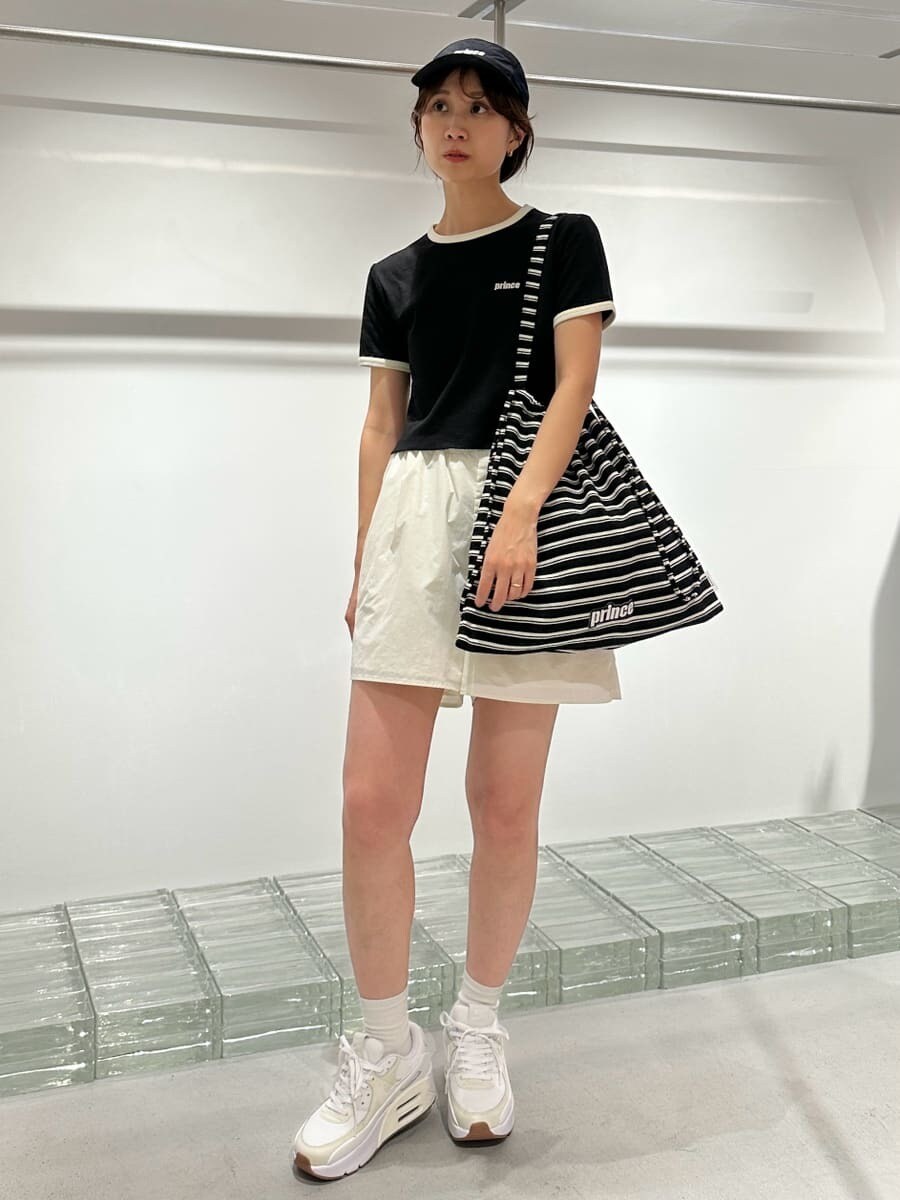 「AIR MAX、ブラック、NIKE、バッグ、Tシャツ、カットソー、パンツ、ウォッシャブル」｜「emmiの【prince|emmi】コンパクトリンガーTシャツ（Tシャツ/カットソー、ブラック系）」を使った、emmiさん（レディース・161cm）の夏コーディネートの5枚目の写真