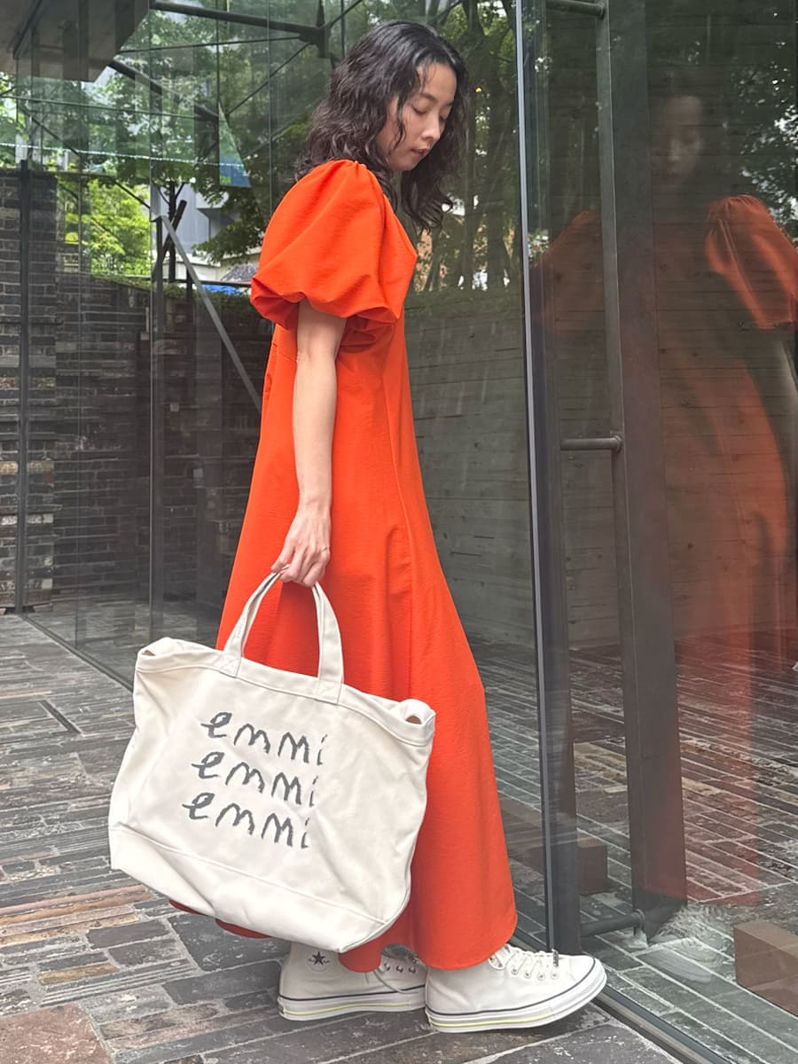 「大人カジュアル、バッグ、ワンピース、ウォッシャブル、骨格ナチュラル、CONVERSE」|「emmiのパフスリーブサッカーワンピース(ワンピース、オレンジ系)」を使った、emmiさん(レディース・165cm)の夏コーディネートの3枚目の写真