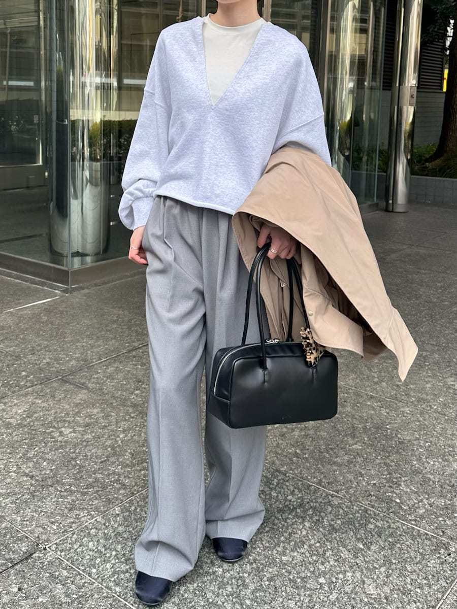 ブルー系のスニーカー、ブルー系のスニーカー、ブルー系のスニーカーを着用したレディースの冬コーディネートの5枚目の写真