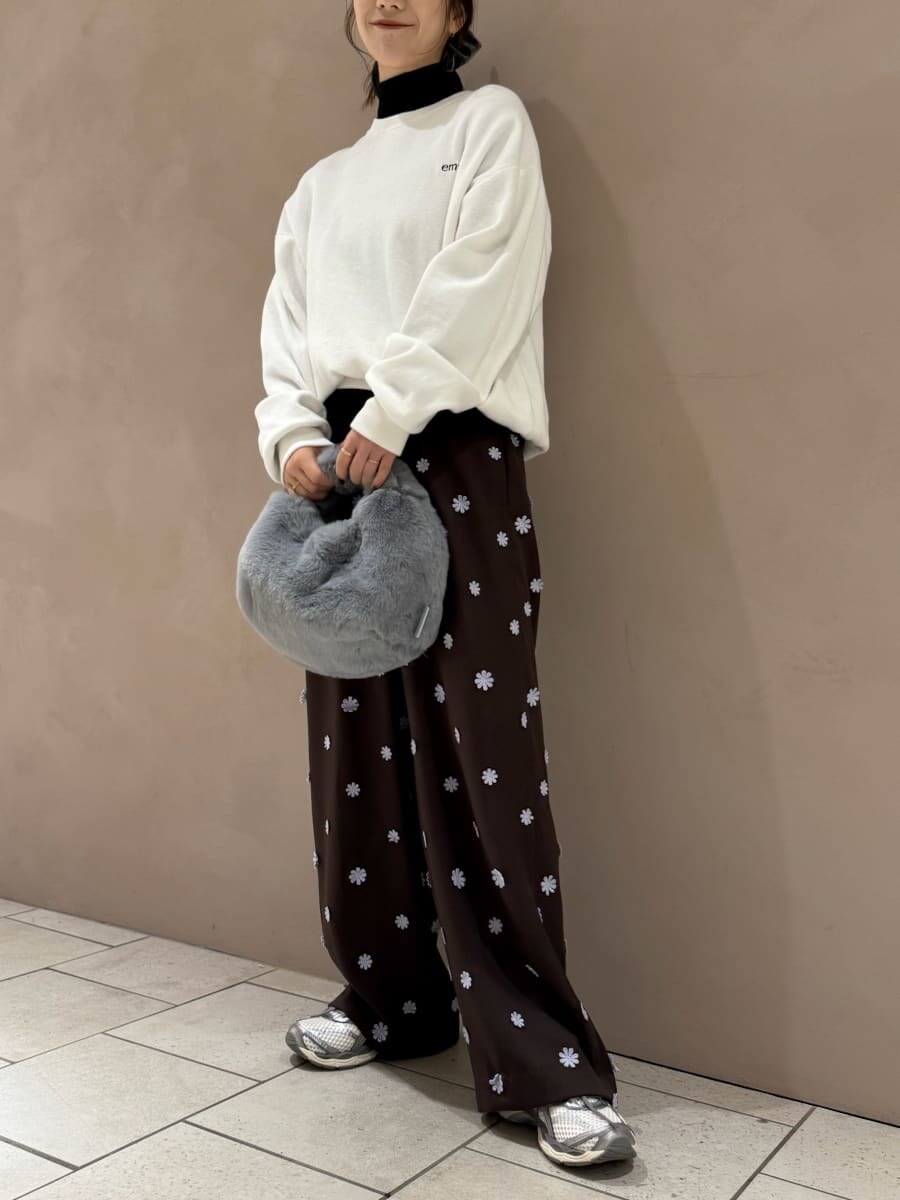 ホワイト系のTシャツ/カットソー、ブラック系のニット/セーター、ブラウン系のその他パンツを着用したレディースの秋コーディネートの5枚目の写真