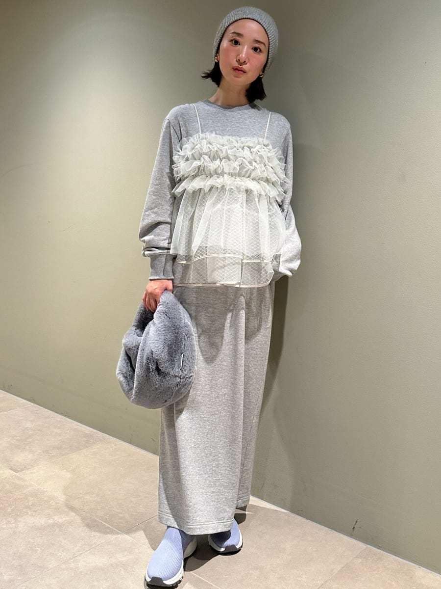 グレー系のワンピース、ブルー系のブーツ、ブルー系のハンドバッグを着用したレディースの秋コーディネートの2枚目の写真