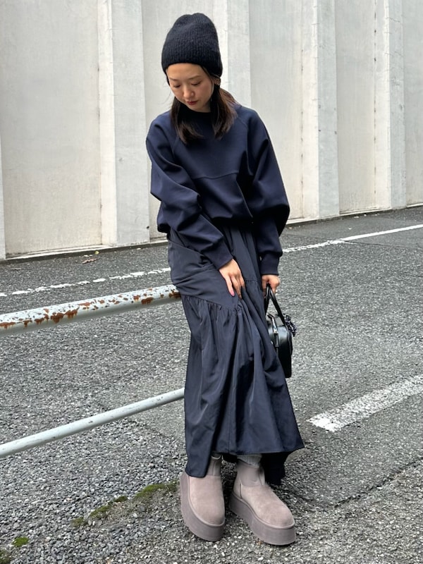 「ブラック、セットアップ、UGG、大人カジュアル、バッグ、スカート、骨格ウェーブ」｜「emmiの【NEW YEAR’S SPECIAL ITEM】ラグラントップス×ボリュームスカートセット（ワンピース、ブルー系）」を使った、emmiさん（レディース・160cm）の冬コーディネートの5枚目の写真