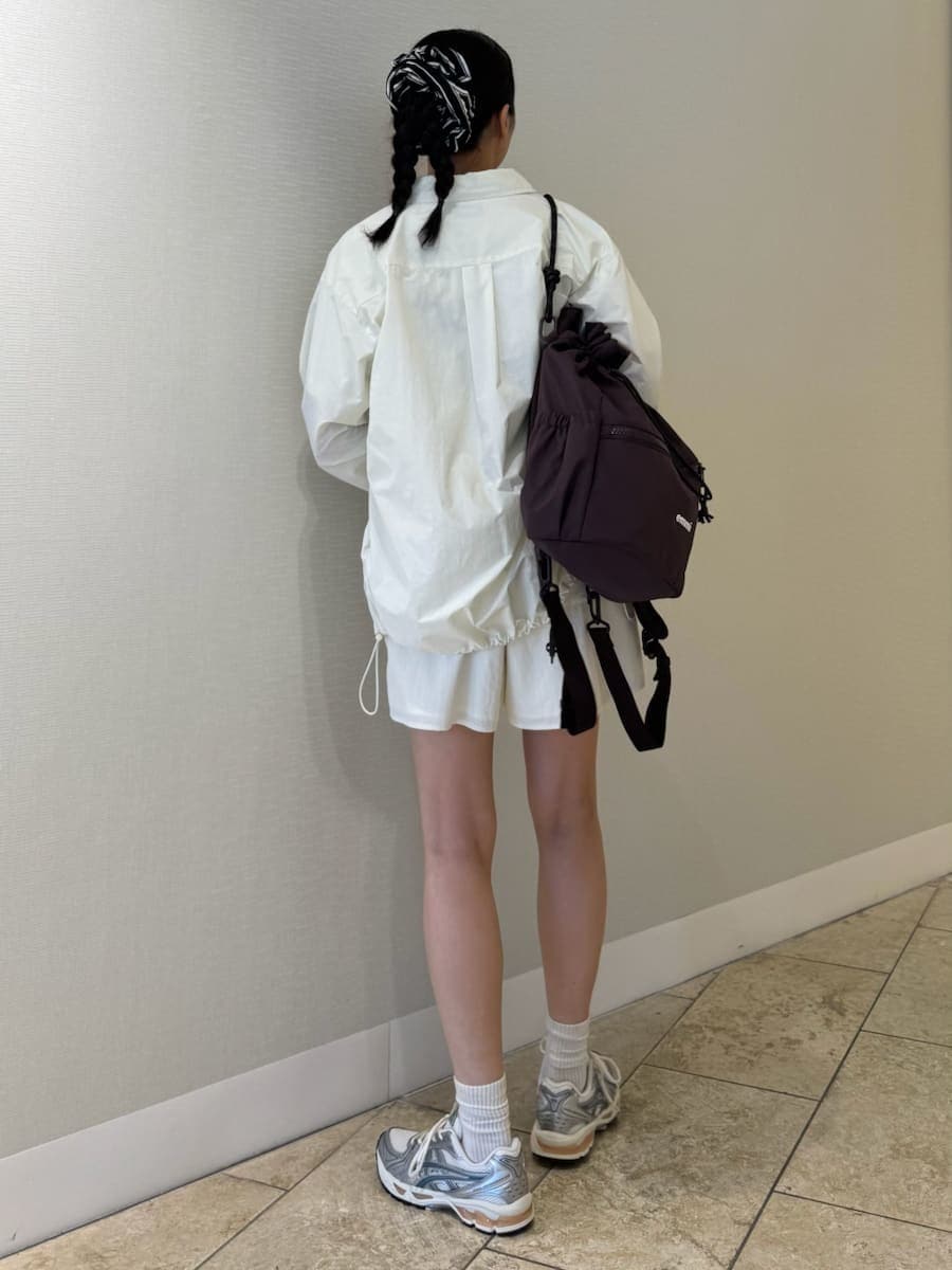 「ホワイト、セットアップ、大人カジュアル、ワンマイルウェア、バッグ、Tシャツ、シャツ、撥水加工、ウォッシャブル、asics、ボーダー、骨格ナチュラル」｜「emmiの【ONLINE限定カラー】【prince|emmi】ナイロンドロストシャツ（ルームウェア/パジャマ、ホワイト系）」を使った、emmiさん（レディース・165cm）の夏コーディネートの5枚目の写真
