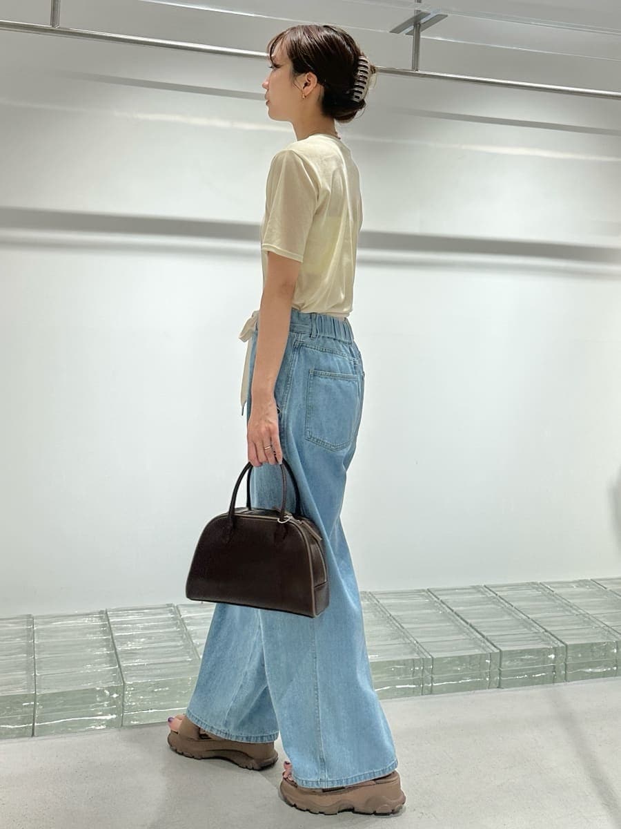 「ブラトップ、ベージュ、シアー、大人カジュアル、バッグ、カットソー、パンツ、ウォッシャブル」｜「emmiのシアーフロッキートップス（Tシャツ/カットソー、ホワイト系）」を使った、emmiさん（レディース・161cm）の夏コーディネートの3枚目の写真