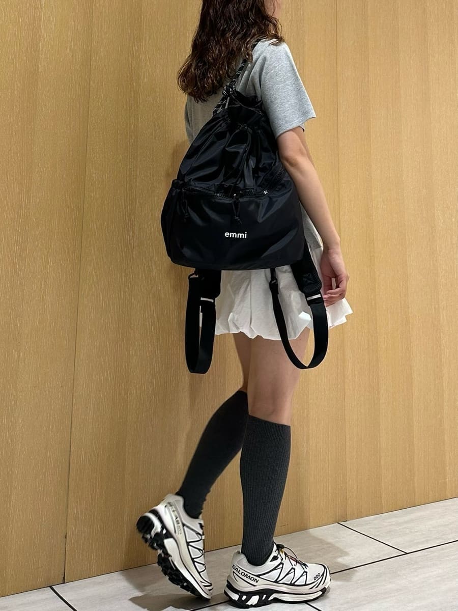 「大人カジュアル、SALOMON、骨格ナチュラル」|「emmiのemmiロゴニットポロトップス(ポロシャツ、グレー系)」を使った、emmiさん(レディース・157cm)の夏コーディネートの3枚目の写真