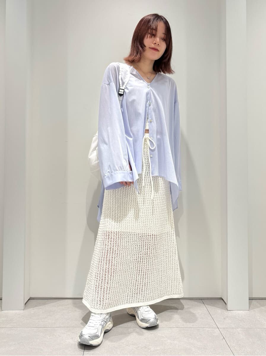 「ホワイト、セットアップ、シアー、リュック、シャツ、スカート、接触冷感、ウォッシャブル、ニット、asics、骨格ナチュラル」|「emmiのシアーボリュームシャツ(シャツ/ブラウス、ブルー系)」を使った、emmiさん(レディース・154cm)の春コーディネートの3枚目の写真