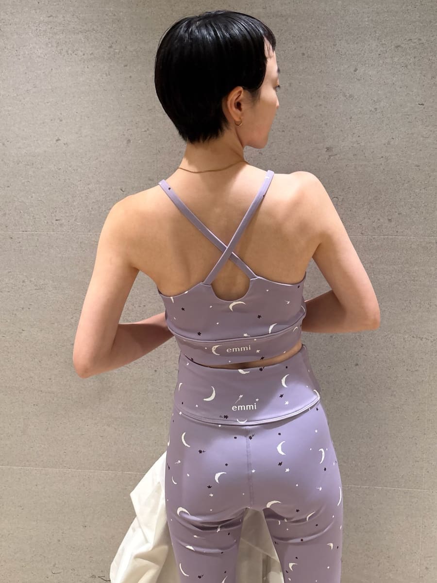 ブラック系のスニーカー、ブラック系のスニーカー、ブラック系のスニーカーを着用したレディースの秋コーディネートの7枚目の写真