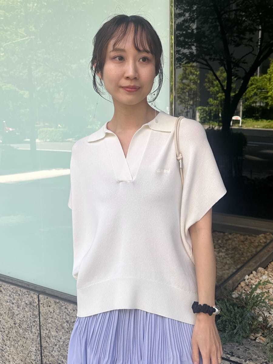 「ホワイト、大人カジュアル、スカート、ニット、骨格ナチュラル」｜「emmiのニットポロトップス（ニット/セーター、ホワイト系）」を使った、emmiさん（レディース・161cm）の春コーディネートの6枚目の写真