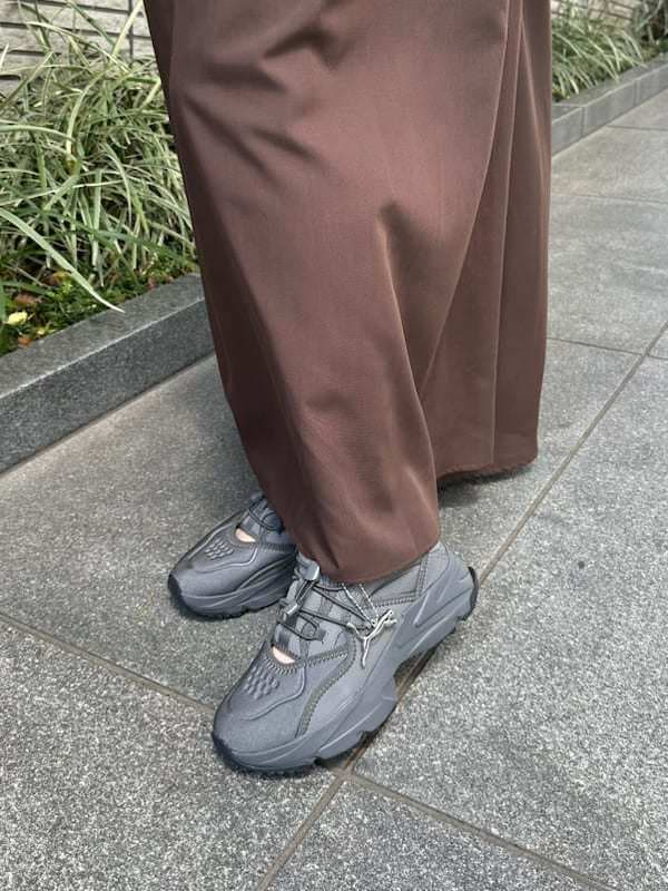 「PUMA、大人カジュアル、ワンピース、ジャケット、接触冷感、UVカット、ウォッシャブル、骨格ウェーブ」｜「emmiのセミシアーハーフスリーブジャケット（その他アウター、ブラック系）」を使った、emmiさん（レディース・160cm）の春コーディネートの7枚目の写真