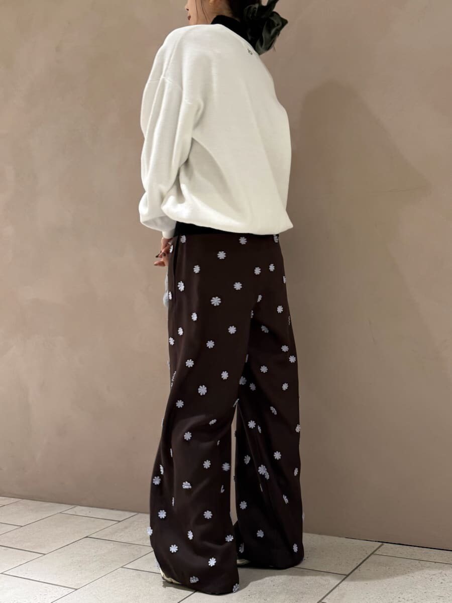 ホワイト系のTシャツ/カットソー、ブラック系のニット/セーター、ブラウン系のその他パンツを着用したレディースの秋コーディネートの4枚目の写真