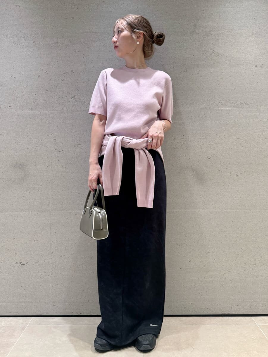 ピンク系のカーディガン/ボレロ、グリーン系のボストンバッグ、その他のスニーカーを着用したレディースの秋コーディネートの2枚目の写真