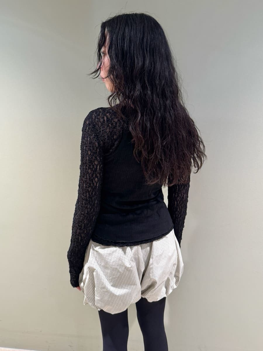 ブルー系のスニーカー、ブルー系のスニーカー、ブルー系のスニーカーを着用したレディースの春コーディネートの7枚目の写真