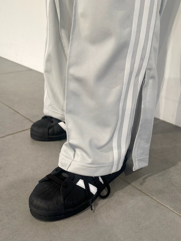 「ブラトップ、ホワイト、ブラック、adidas、ヨガウェア、バッグ、シャツ、パンツ、吸水速乾、ストレッチ、ウォッシャブル、20～24℃コーデ」｜「emmiの【10th】eco emmiロゴボタンダウンシャツ（シャツ/ブラウス、ホワイト系）」を使った、emmiさん（レディース・161cm）の春コーディネートの4枚目の写真