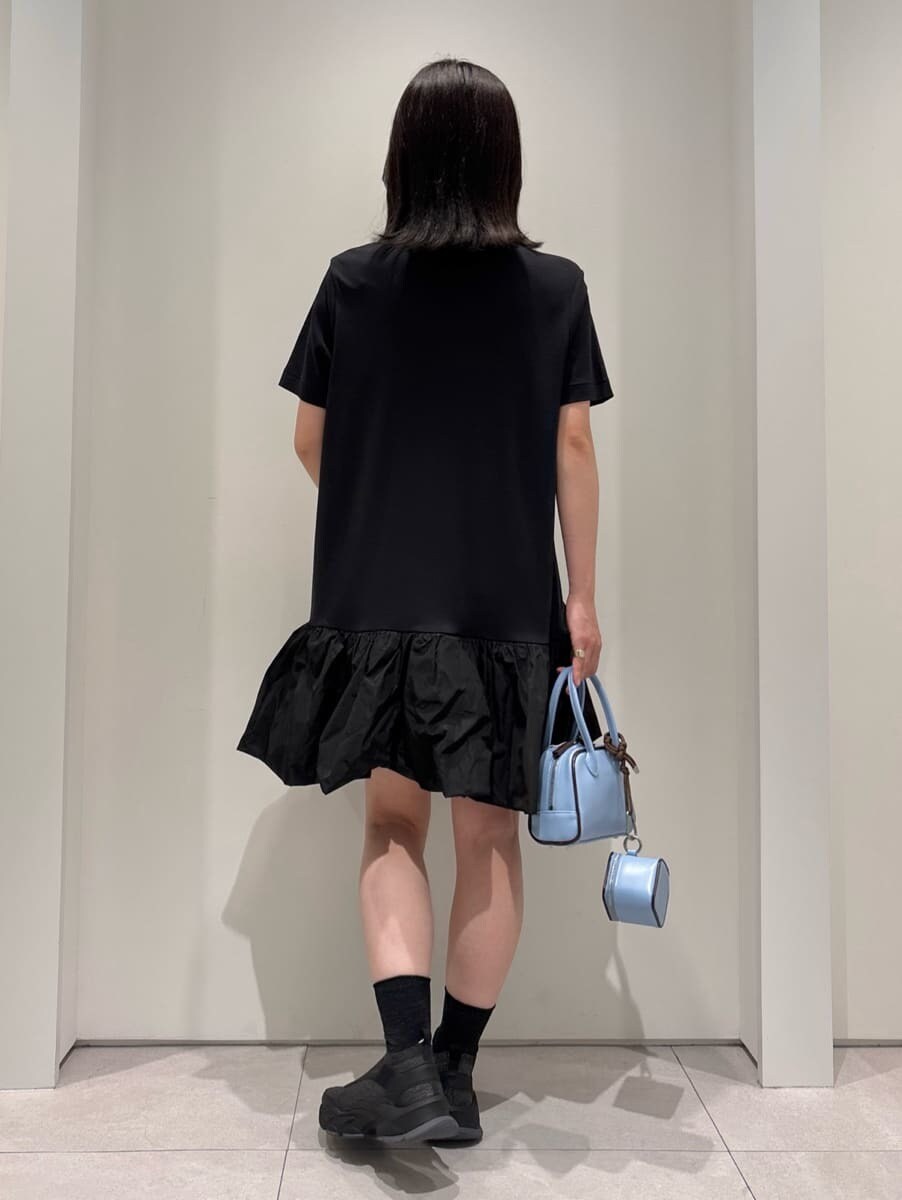 ブラック系のワンピース、ブルー系のボストンバッグ、ブルー系のショルダーバッグを着用したレディースの夏コーディネートの3枚目の写真