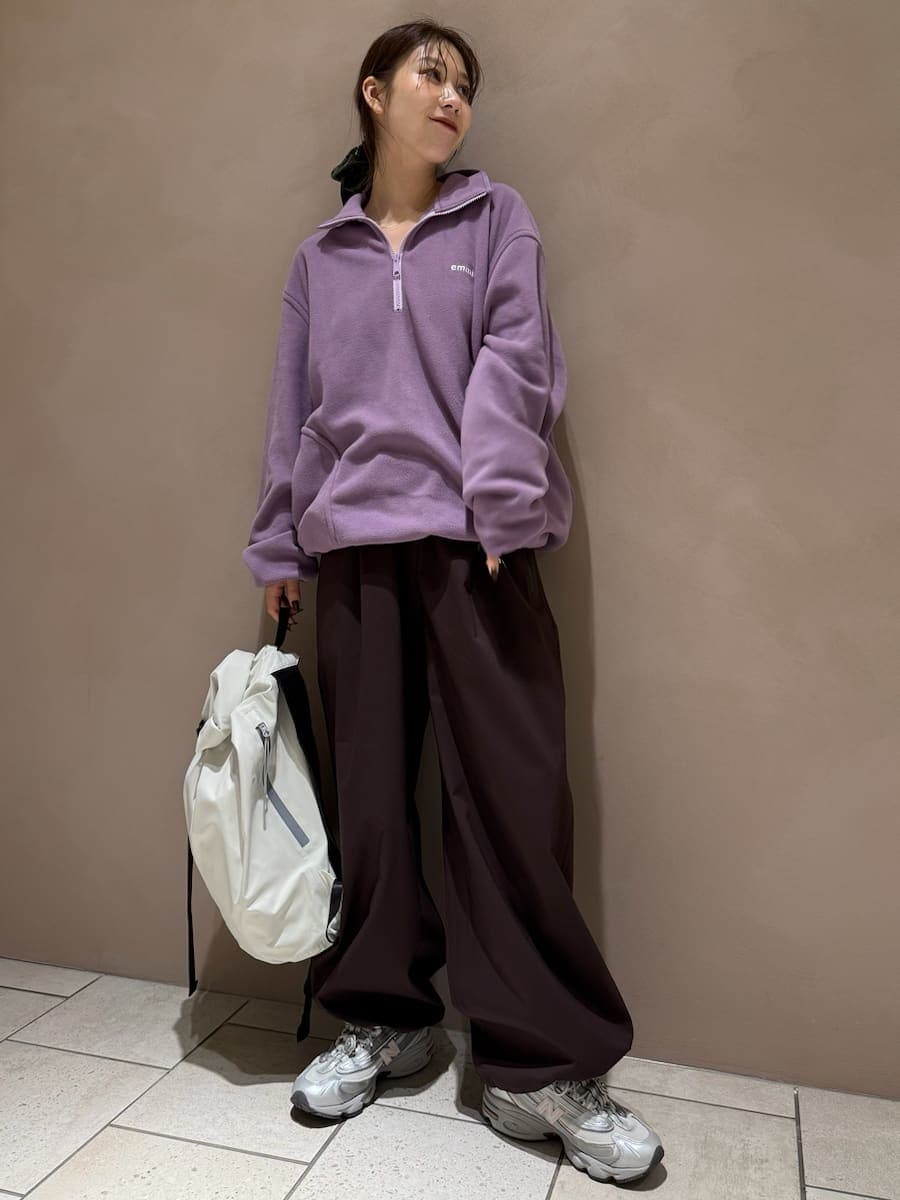 パープル系のスウェット、ブラウン系のその他パンツ、ベージュ系のバックパック/リュックを着用したレディースの秋コーディネートの5枚目の写真