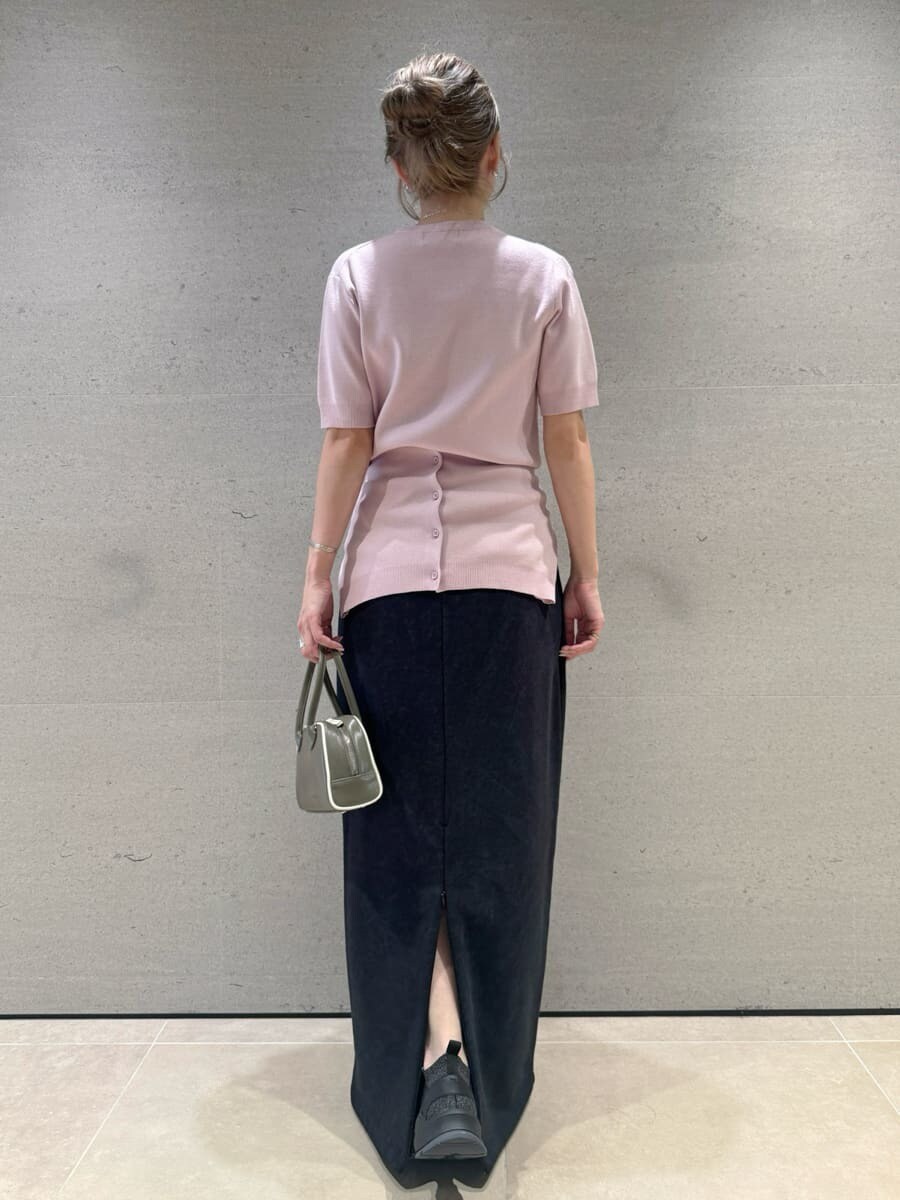 ピンク系のカーディガン/ボレロ、グリーン系のボストンバッグ、その他のスニーカーを着用したレディースの秋コーディネートの4枚目の写真