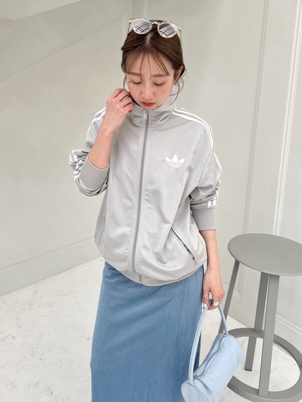 「adidas、大人カジュアル、ワンマイルウェア、ヨガウェア、バッグ、ワンピース、ウォッシャブル、骨格ウェーブ」|「adidas Originalsの【adidas Originals for emmi】FIREBIRD LOOSE TRACK TOP(ジャージ、グレー系)」を使った、emmiさん(レディース・157cm)の春コーディネートの3枚目の写真