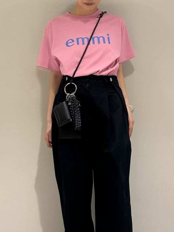 「大人カジュアル、Tシャツ、パンツ、骨格ナチュラル」｜「emmiの【10th】【ONLINE限定カラー】eco emmiロゴTシャツ（Tシャツ/カットソー、ピンク系）」を使った、emmiさん（レディース・156cm）の春コーディネートの3枚目の写真