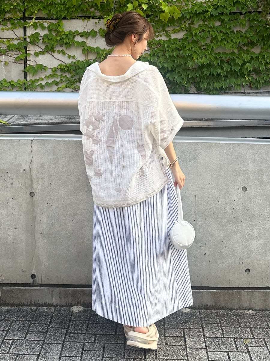 「サンダル、AIR MAX、ベージュ、ホワイト、NIKE、バッグ、ワンピース、シャツ」|「emmiの【emmi×Leo Lionni】 メッシュシャツ(シャツ/ブラウス、ホワイト系)」を使った、emmiさん(レディース・161cm)の夏コーディネートの3枚目の写真
