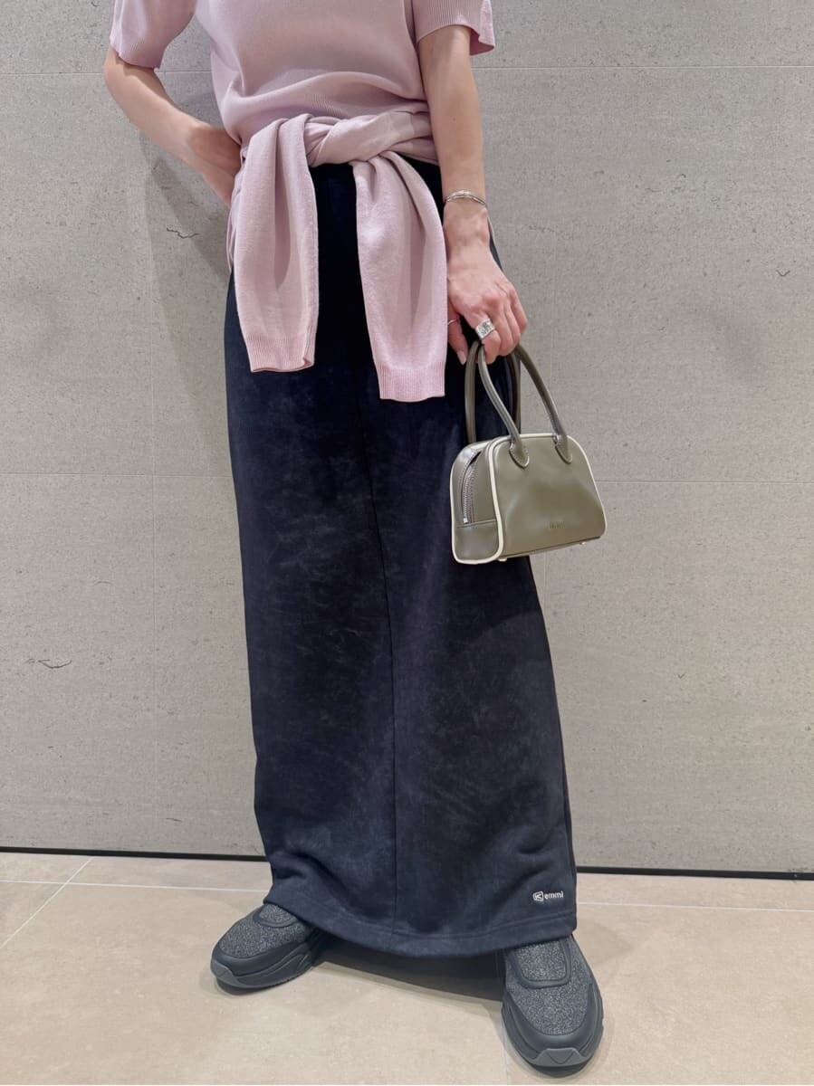 ピンク系のカーディガン/ボレロ、グリーン系のボストンバッグ、その他のスニーカーを着用したレディースの秋コーディネートの3枚目の写真