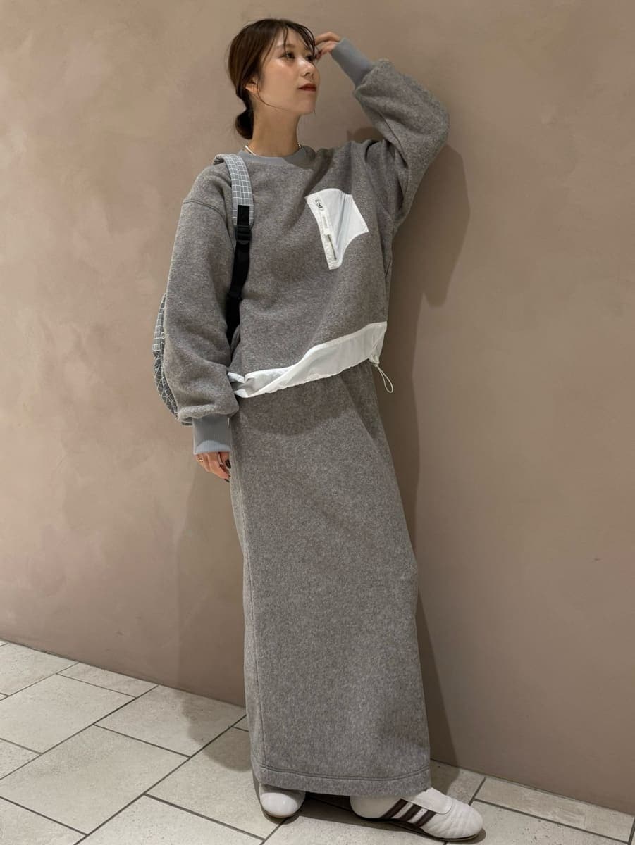 グレー系のワンピース、ホワイト系のダウンジャケット/コート、グレー系のバックパック/リュックを着用したレディースの秋コーディネートの5枚目の写真