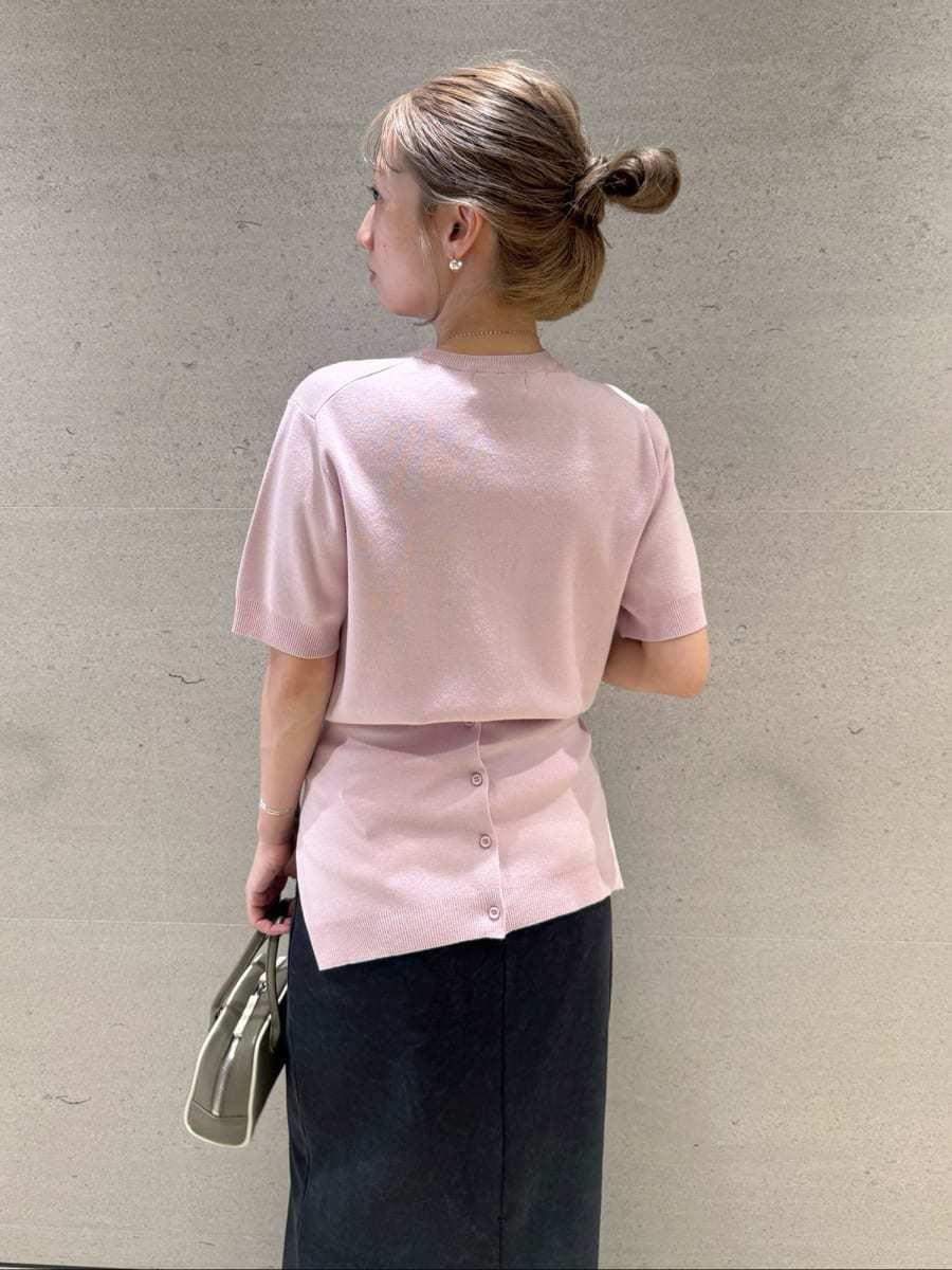 ピンク系のカーディガン/ボレロ、グリーン系のボストンバッグ、その他のスニーカーを着用したレディースの秋コーディネートの5枚目の写真