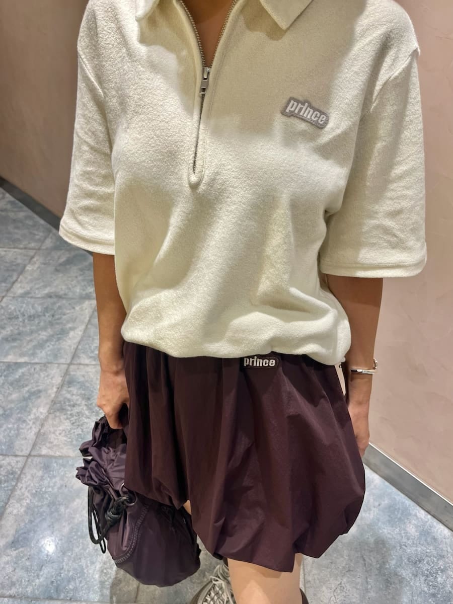 「New Balance、ベージュ、リュック、カットソー、スカート、骨格ウェーブ」｜「emmiの【prince|emmi】パイルポロトップス（Tシャツ/カットソー、ホワイト系）」を使った、emmiさん（レディース・163cm）の夏コーディネートの2枚目の写真