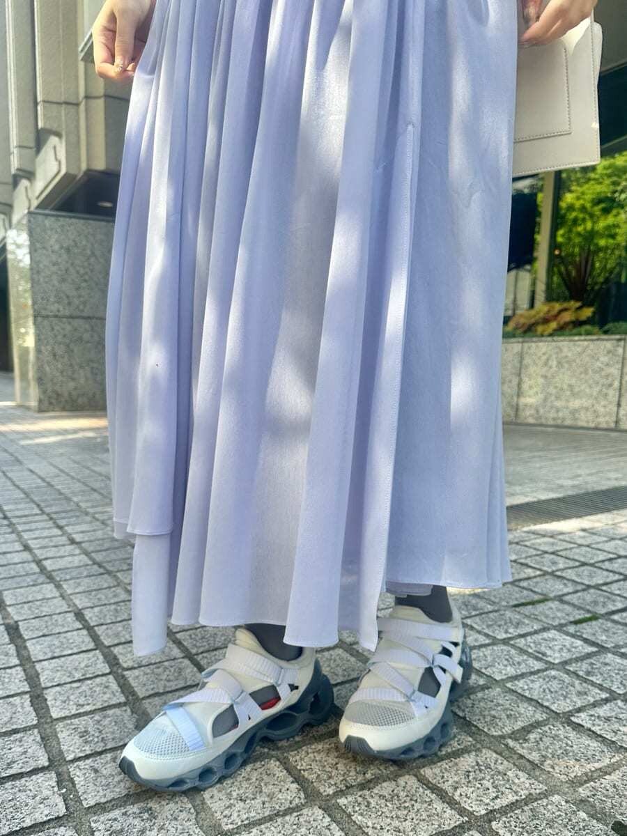 「ホワイト、大人カジュアル、スカート、ニット、骨格ナチュラル」｜「emmiのニットポロトップス（ニット/セーター、ホワイト系）」を使った、emmiさん（レディース・161cm）の春コーディネートの7枚目の写真