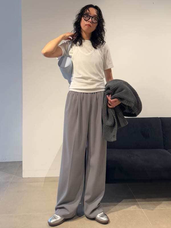 「PUMA、SETアイテム、大人カジュアル、バッグ、Tシャツ、パンツ、ウォッシャブル、ニット、骨格ナチュラル」|「emmiのホルターネックレイヤードカットトップス(Tシャツ/カットソー、ホワイト系)」を使った、emmiさん(レディース・165cm)の春コーディネートの5枚目の写真