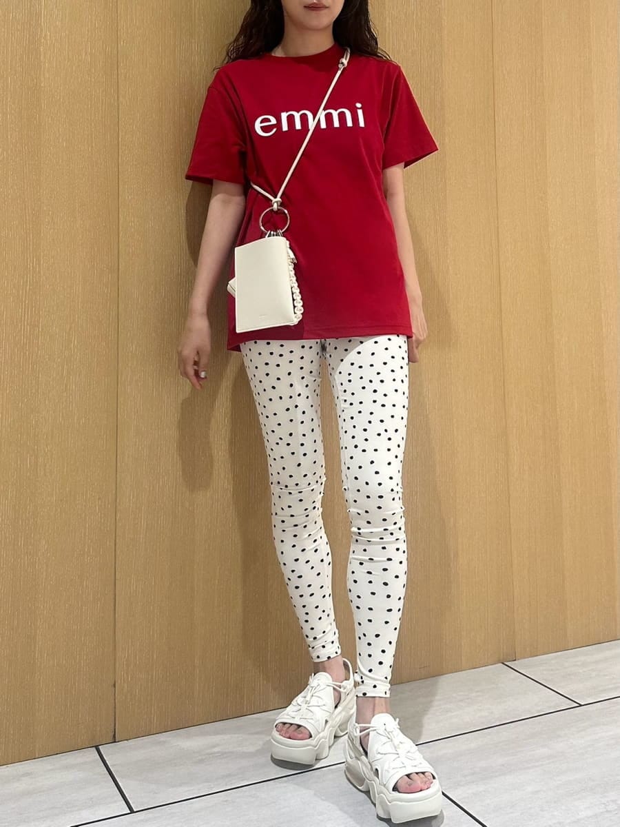 「大人カジュアル、ワンマイルウェア、ヨガウェア、NIKE、骨格ナチュラル」｜「emmiの【10th】【ONLINE限定カラー】eco emmiロゴTシャツ（Tシャツ/カットソー、レッド系）」を使った、emmiさん（レディース・157cm）の春コーディネートの4枚目の写真