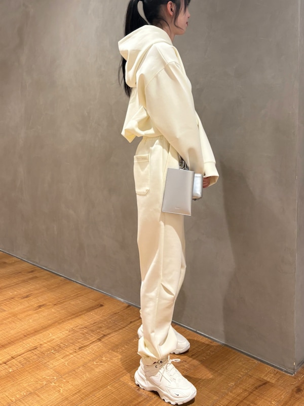 「セットアップ、SETアイテム、NIKE、UVカット、ウォッシャブル」|「emmiの【IPSA/emmi】ダンボールフーディートップス(パーカー、イエロー系)」を使った、emmiさん(レディース・161cm)の冬コーディネートの2枚目の写真