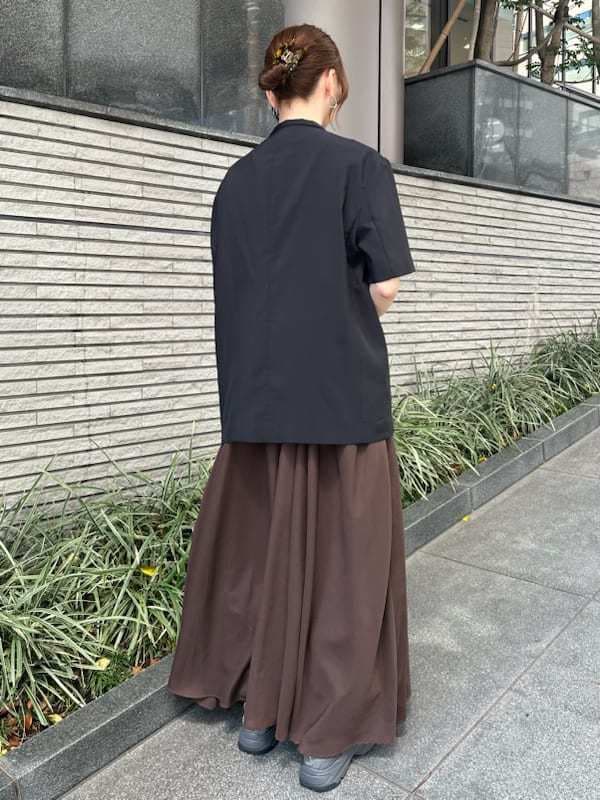 「PUMA、大人カジュアル、ワンピース、ジャケット、接触冷感、UVカット、ウォッシャブル、骨格ウェーブ」｜「emmiのセミシアーハーフスリーブジャケット（その他アウター、ブラック系）」を使った、emmiさん（レディース・160cm）の春コーディネートの3枚目の写真