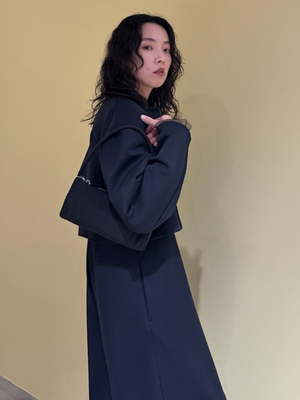「ブラック、セットアップ、シアー、大人カジュアル、バッグ、サロペット、ジャケット、ストレッチ、ウォッシャブル、骨格ナチュラル」｜「emmiのeco ダンボールコクーンコンビネゾン（つなぎ/オールインワン、ブルー系）」を使った、emmiさん（レディース・165cm）の冬コーディネートの6枚目の写真