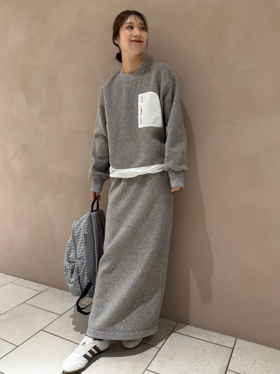 グレー系のワンピース、ホワイト系のダウンジャケット/コート、グレー系のバックパック/リュックを着用したレディースの秋コーディネートの6枚目の写真