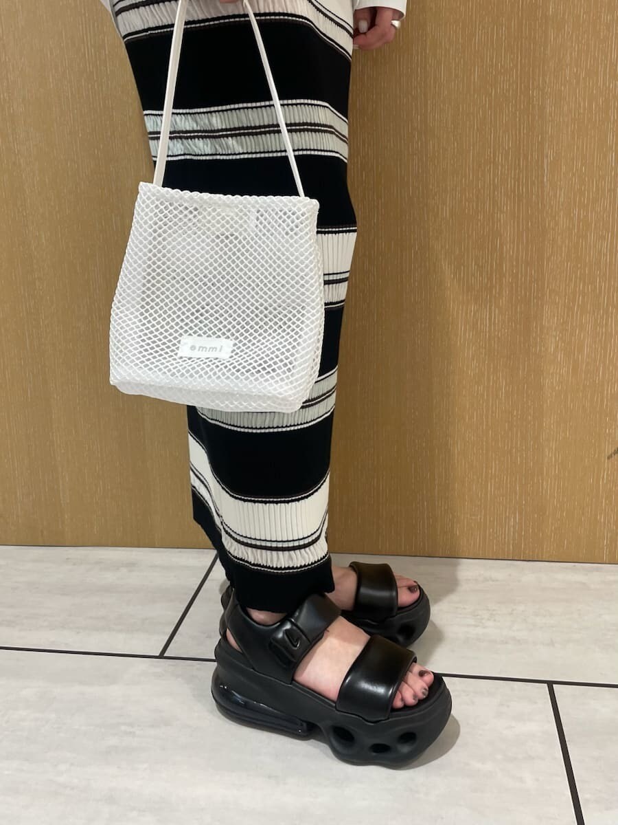 ブラック系のサンダル、ブラック系のサンダル、ブラック系のサンダルを着用したレディースの夏コーディネートの3枚目の写真