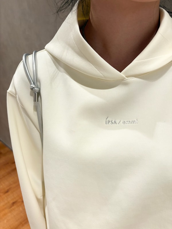 「セットアップ、SETアイテム、NIKE、UVカット、ウォッシャブル」|「emmiの【IPSA/emmi】ダンボールフーディートップス(パーカー、イエロー系)」を使った、emmiさん(レディース・161cm)の冬コーディネートの4枚目の写真