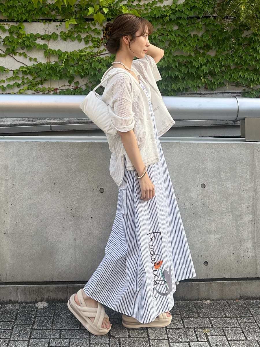 「サンダル、AIR MAX、ベージュ、ホワイト、NIKE、バッグ、ワンピース、シャツ」|「emmiの【emmi×Leo Lionni】 メッシュシャツ(シャツ/ブラウス、ホワイト系)」を使った、emmiさん(レディース・161cm)の夏コーディネートの2枚目の写真