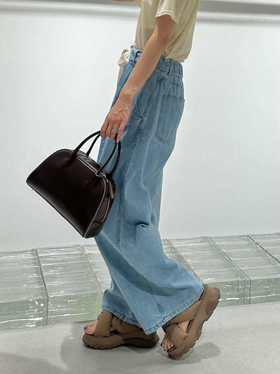「ブラトップ、ベージュ、シアー、大人カジュアル、バッグ、カットソー、パンツ、ウォッシャブル」｜「emmiのシアーフロッキートップス（Tシャツ/カットソー、ホワイト系）」を使った、emmiさん（レディース・161cm）の夏コーディネートの8枚目の写真