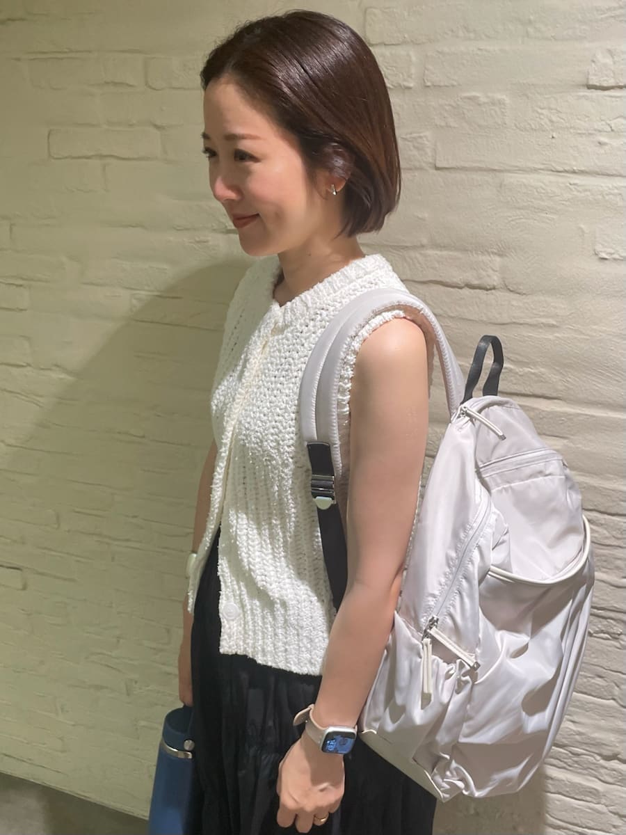ブルー系のスニーカー、ブルー系のスニーカー、ブルー系のスニーカーを着用したレディースの夏コーディネートの5枚目の写真