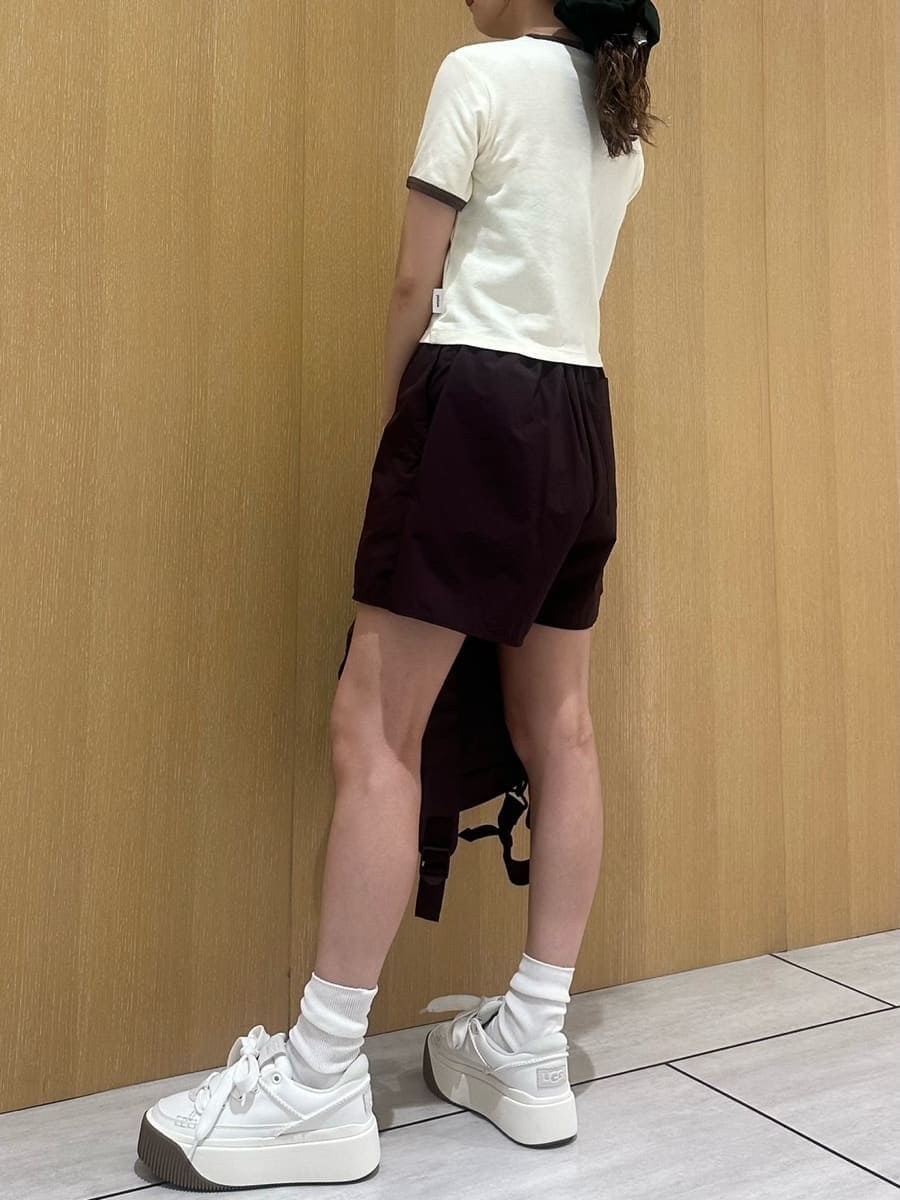 「UGG、大人カジュアル、ワンマイルウェア、骨格ナチュラル」｜「emmiの【prince|emmi】コンパクトリンガーTシャツ（Tシャツ/カットソー、ベージュ系）」を使った、emmiさん（レディース・157cm）の夏コーディネートの4枚目の写真